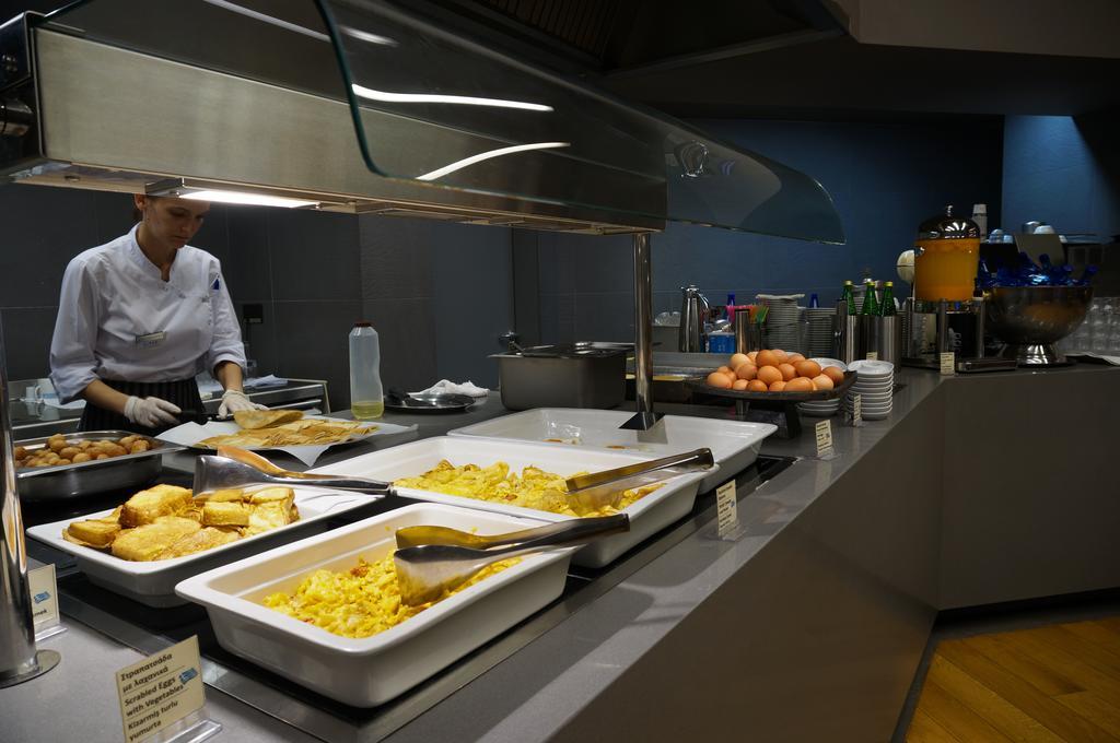 Alexander Beach Hotel & Spa Alexandroupoli Bagian luar foto A chef working in a commercial kitchen