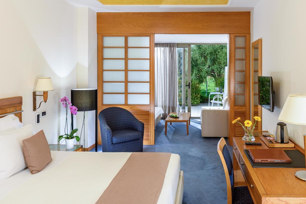Alexander Beach Hotel & Spa Alexandroupoli Bagian luar foto A room at the hotel
