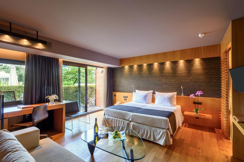Alexander Beach Hotel & Spa Alexandroupoli Bagian luar foto A room at the hotel