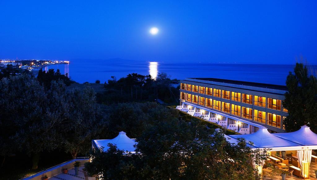 Alexander Beach Hotel & Spa Alexandroupoli Bagian luar foto The hotel at night