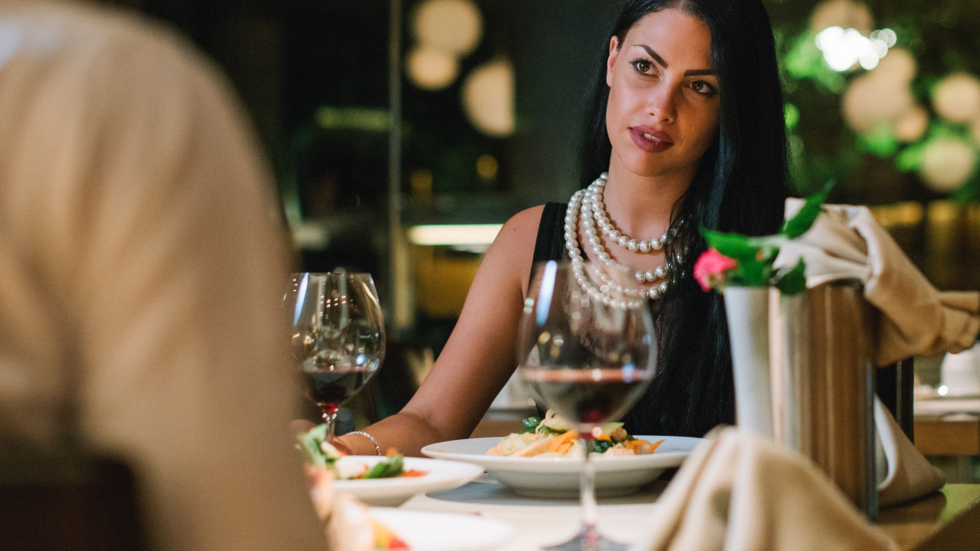 Alexander Beach Hotel & Spa Alexandroupoli Bagian luar foto A woman dining in a restaurant