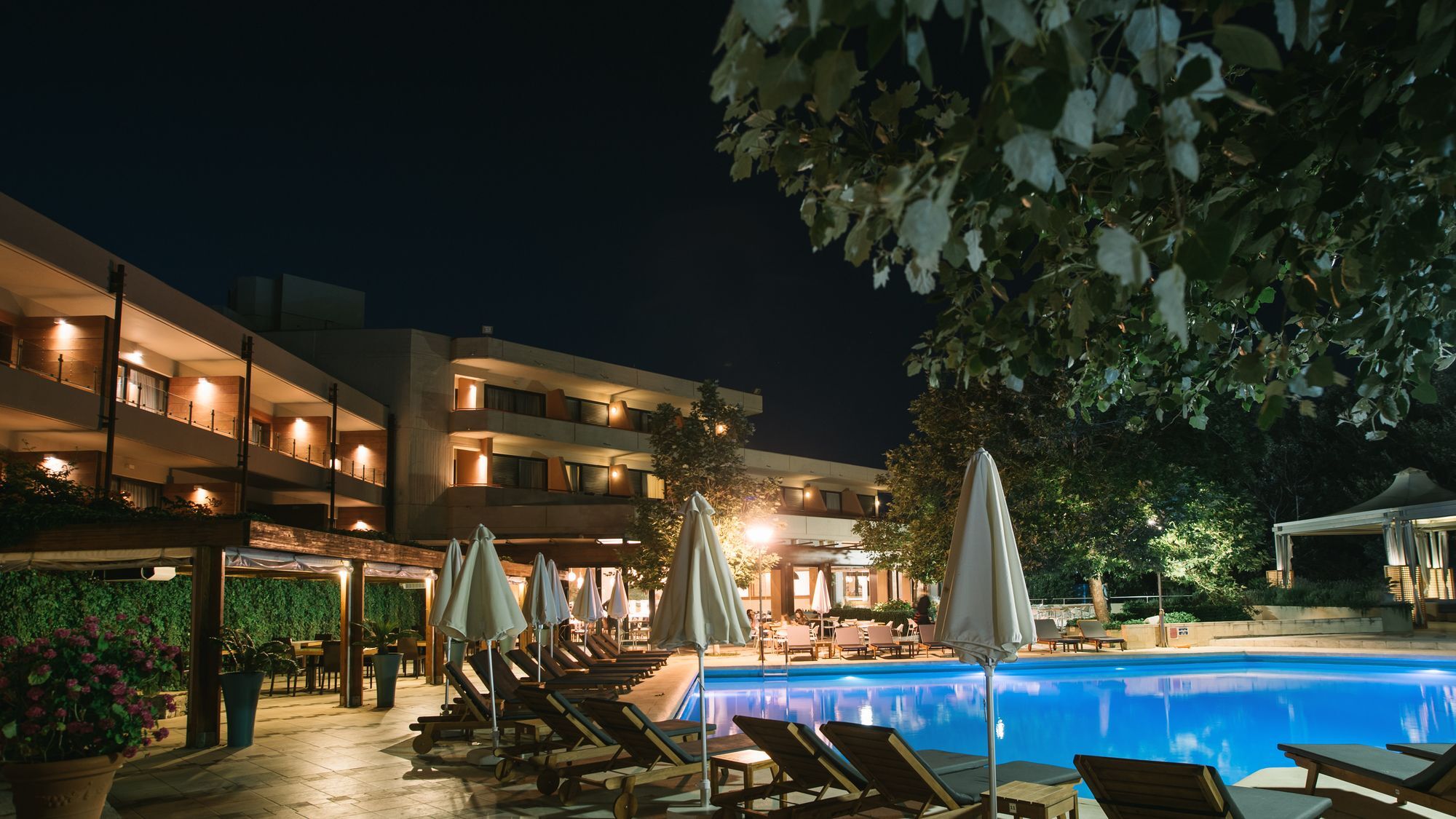 Alexander Beach Hotel & Spa Alexandroupoli Bagian luar foto The hotel's pool at night