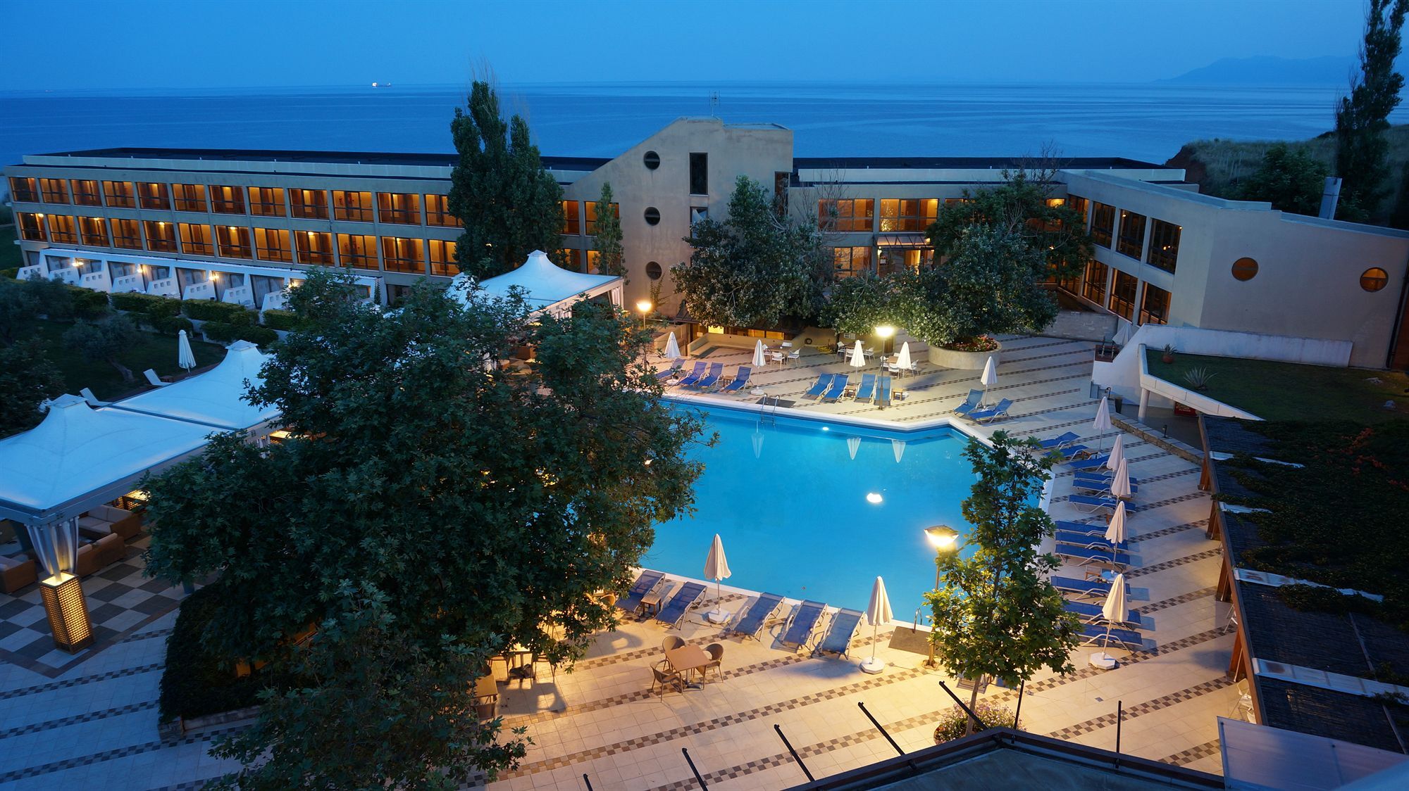 Alexander Beach Hotel & Spa Alexandroupoli Bagian luar foto The hotel at night